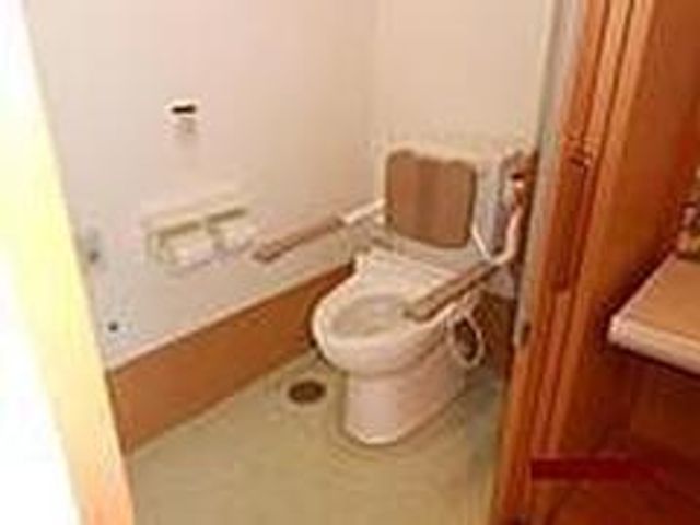 手すり付きトイレ トイレ 安全に配慮したデザインのトイレです。手すりが設置されており、移動が安心です。