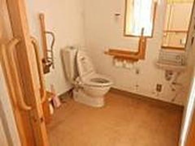 安全仕様の空間トイレ トイレ 手すりが設置されたトイレは、安全と快適さを考慮した設計です。安心してご利用いただけます。