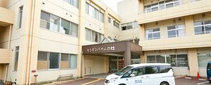 落ち着いた色合いの大きな建物