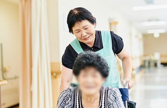 利用者を案内中の廊下