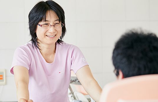 笑顔で支援するスタッフ