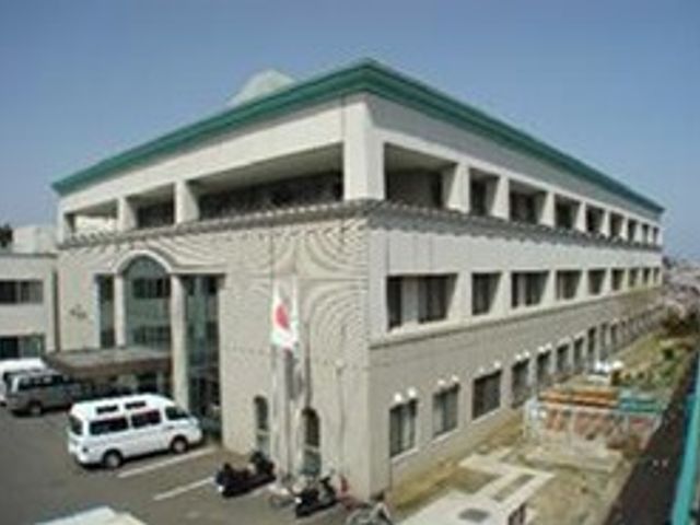 建物外観 外観   窓が多く、周囲を見渡せる落ち着いた建物です。就業先として、開放感のある環境をイメージしやすい外観です。