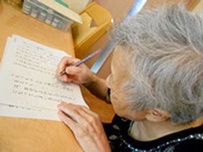 活字を読む高齢の方