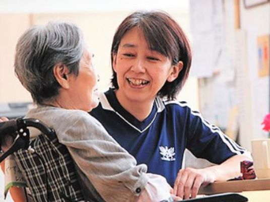 笑顔で対話するスタッフと利用者
