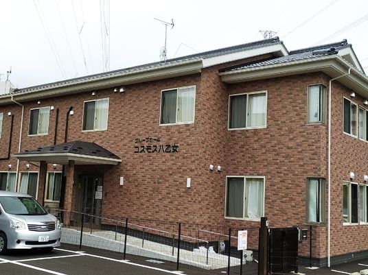 レンガ造りの建物エントランス