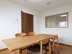 明るい居室のテーブルセット