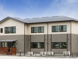 明るい外観の建物