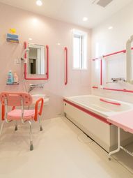 バリアフリー設計の浴室