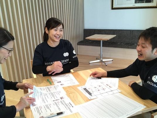 スタッフが話し合う多目的室  