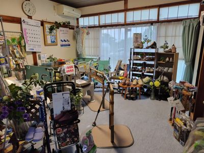 多目的室に並ぶ福祉用具