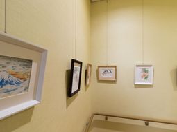 壁掛けアートのある廊下