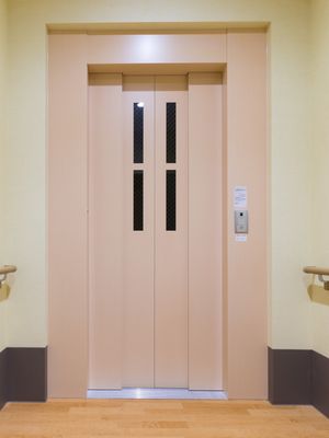 清潔なエレベーター前