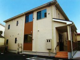 明るい外観の建物