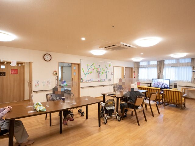 ケアの現場の明るさ 食堂 明るく広々とした食堂で、利用者の笑顔と会話が心地よい日々を過ごせる環境です。