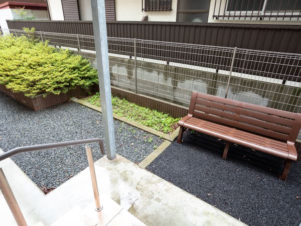 中庭のベンチ
