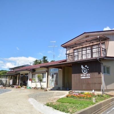 庭のある建物外観