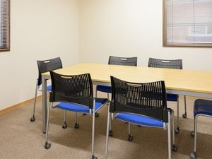 会議用テーブルのある部屋  