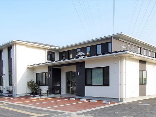 明るい建物外観  