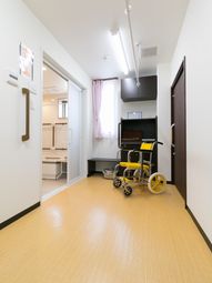 車椅子のある廊下