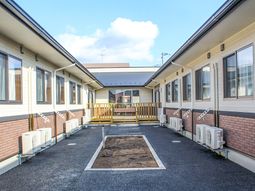 中庭が見える廊下