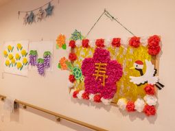 手作り装飾のある廊下