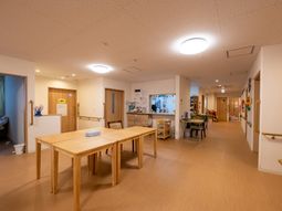 明るい居室の様子