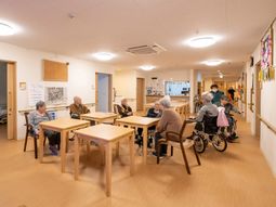 共有スペースに人々