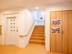 エレベーターと階段のある空間