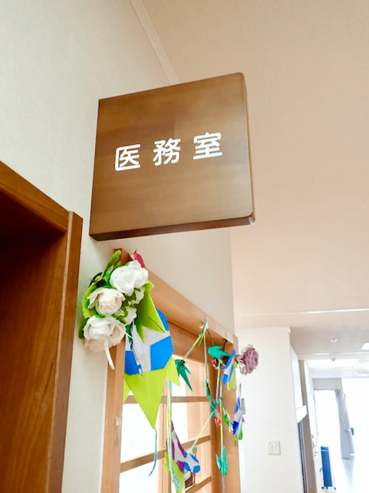 明るい廊下の医務室