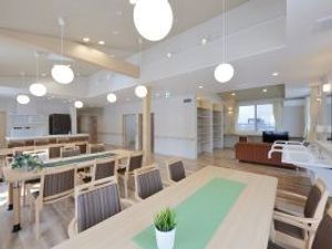 明るい食堂の内観  