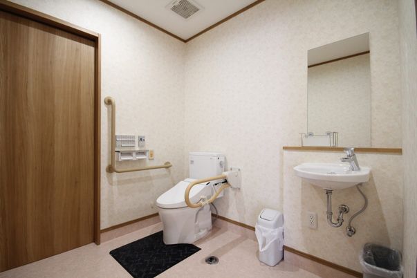 手すり付きのスペース トイレ  