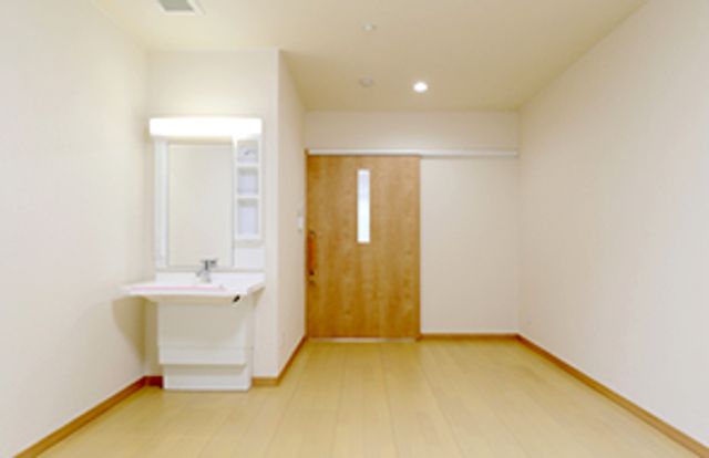 シンプルな居室 居室 シンプルで落ち着いた環境の居室です。清潔な洗面台が備わっていて便利です。