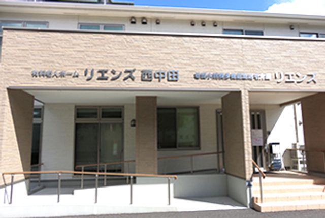 優雅な外観 外観 エントランスは、広々とした設計で、車椅子でも快適に利用可能です。さわやかな印象のデザインです。
