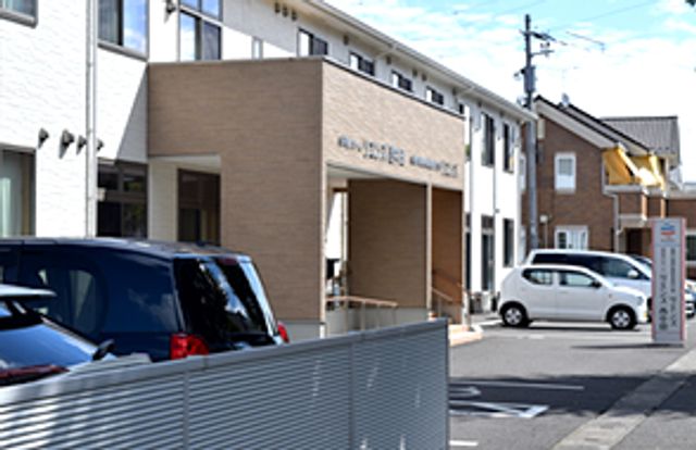 落ち着いた外観 外観 落ち着いた色調の建物は、周囲の環境になじみやすいデザインです。駐車場も完備されています。