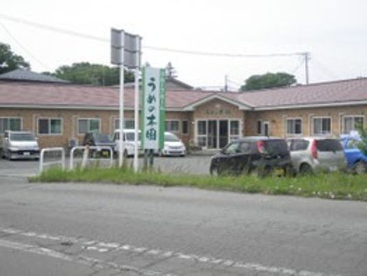 施設の外観と駐車場  