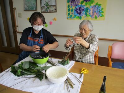 手芸活動する笑顔の二人