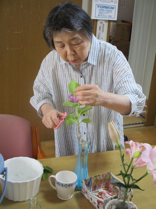 花に水をやる利用者