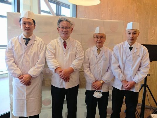 白衣のスタッフ4人が並ぶダイニングルーム  