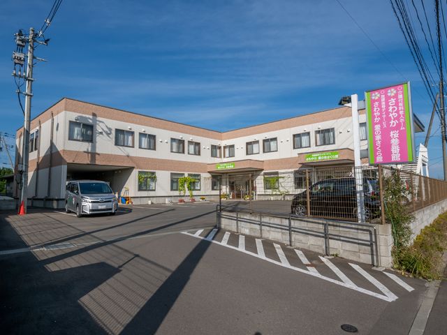 明るい日の建物外観 外観 広々とした駐車場を有する清潔感溢れる建物です。通風と採光に優れた環境で、新しい職場としてご検討いただけます。