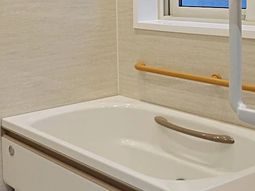 手すり付き清潔な浴室