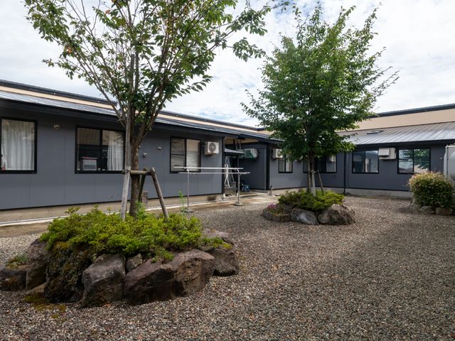 心地よい中庭風景 中庭 緑豊かな中庭はゆったりとした時間の流れを感じさせ、のんびりと外の空気をお楽しみいただける場所です。