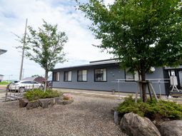 静かな佇まいの建物外観