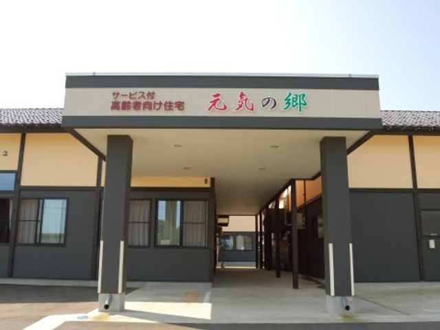 明るいエントランス風景 外観 温かな色合いの外壁に、ゆったりとした空間が迎えてくれます。ケアに対する期待が高まるような開放感も感じられるエントランスです。