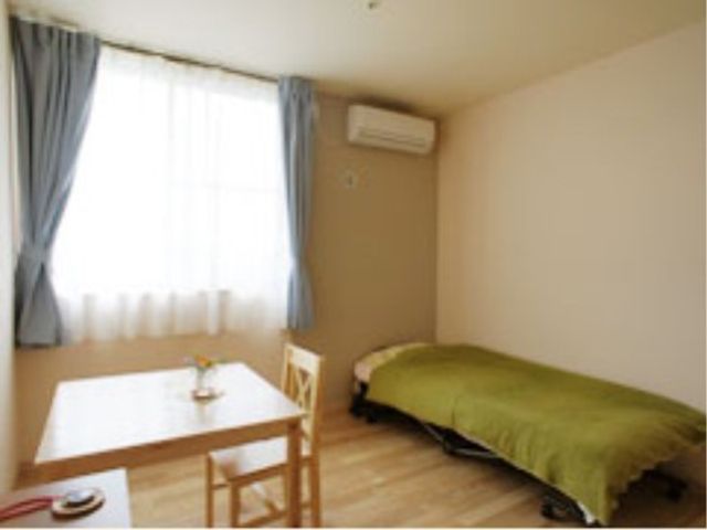 明るい個室の居室 居室 シンプルで落ち着いた雰囲気の個室です。窓から自然光が差し込みます。