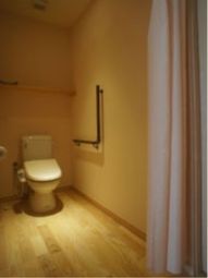 暖色系のトイレ空間