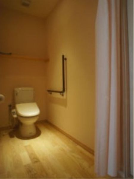暖色系のトイレ空間