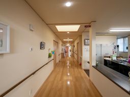 明るい廊下と人々