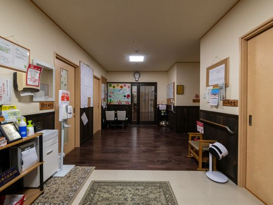 廊下に掲示物と椅子