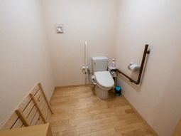 バリアフリートイレの清潔な空間