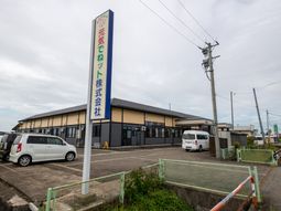 広々とした建物と駐車場